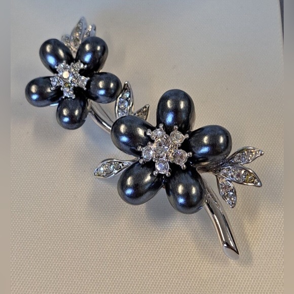Nolan Miller Grey "Pearls in Bloom" Faux Pearl Crystals Floral Brooch & Earrings - Picture 5 of 7